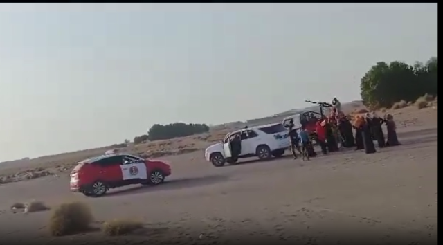 شاهد.. على الطريقة الإسرائيلية.. تهجير جماعي لسكان قرية يمنية وضربهم وإخراجهم من منازلهم واحتلالها (فيديو)