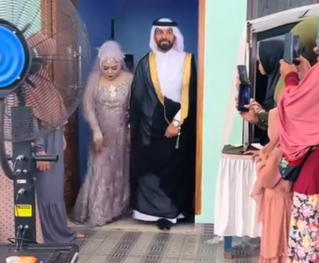 شاب سعودي يفاجئ خادمتهم الإندونيسية ويزفها إلى زوجها ”فيديو”