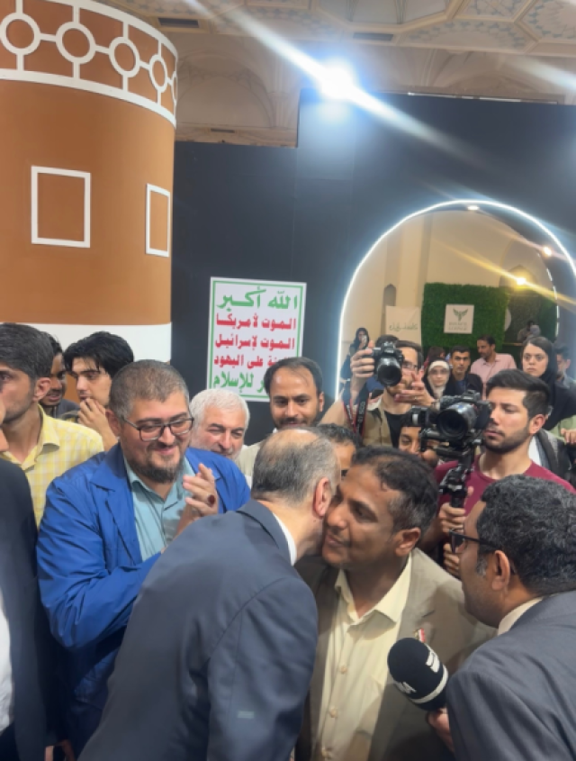 شاعر الحوثيين يسبّح بحمد إيران وفارس أمام وزير الخارجية الإيراني في طهران