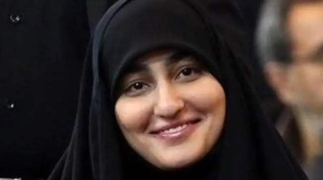 لن تصدق ماذا فعلت ابنة قاسم سليماني أمام جثمان وزير الخارجية الإيراني ”عبداللهيان” قبل دفنه (فيديو)