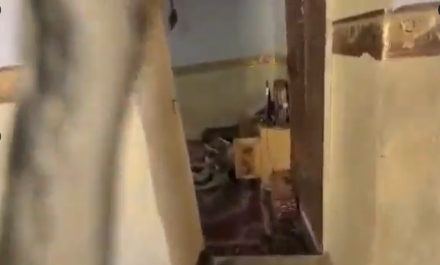 الحوثيون يداهمون منازل مواطنين في صعدة وينهبون مقتنياتهم لإجبارهم على النزوح ”فيديو”
