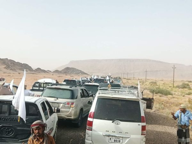 موكب السلام لفتح الطرقات يصل مأرب وقوات الشرعية ترحب وفضيحة حوثية تسبب بإيقاف الموكب (فيديو)