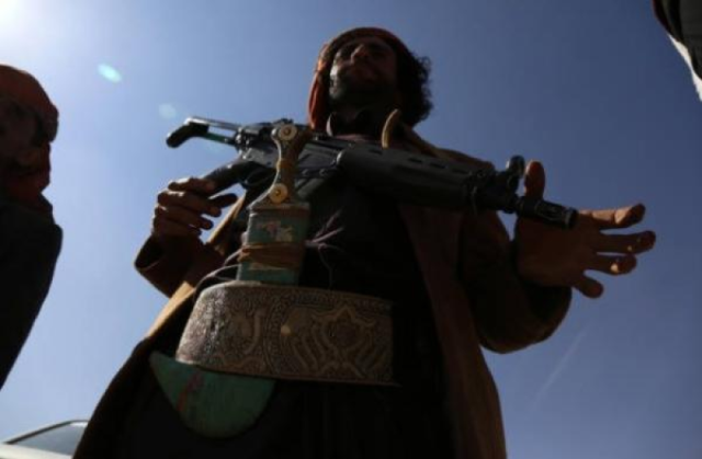 ”سارق السرقان سُرق”.. مشرف حوثي يسرق مخصصات دورة عسكرية لجماعته