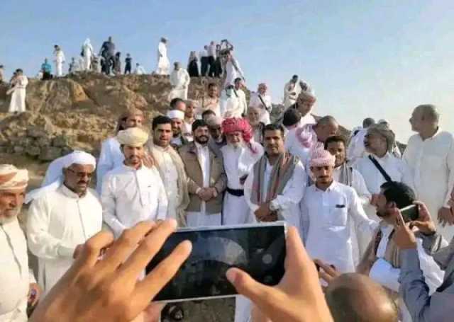 ”هل شفت أحد يروح يحج ويوقف في عرفات بثوب وجنبية؟” ..كاتب سعودي يسخر من تزييف الحوثيين
