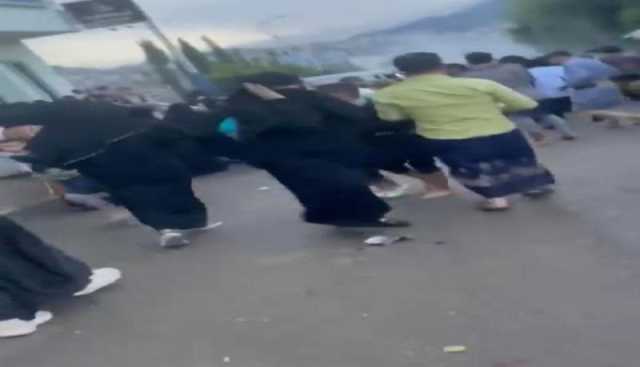 شاهد بالفيديو ...مجزرة مروعة في إب: مشرف حوثي يدهس نساء وأطفال في منتجع ”بن لادن”