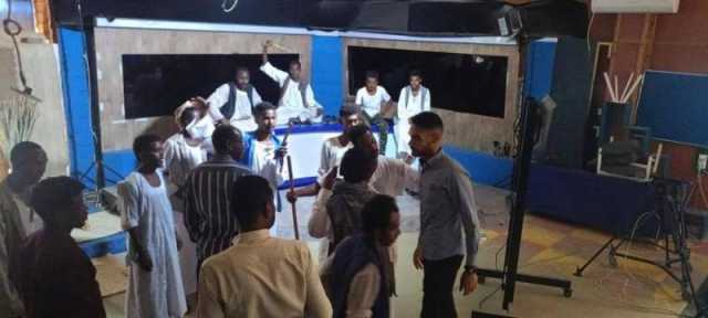 شاهد.. محتجون يقتحمون مقر تلفزيون بسبب ” ملابس مذيعة”