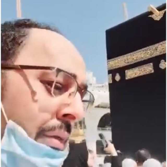 شاهد .. مستثمر يمني يشتكي لله أمام الكعبة من قيادي حوثي نهبه في العاصمة صنعاء (فيديو)