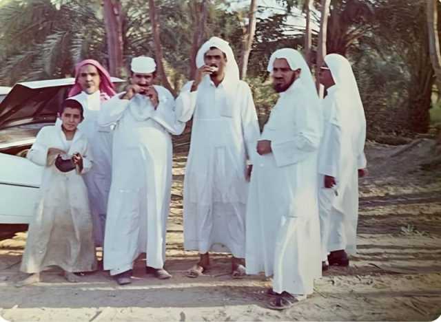 أرصدتهم تبلغ 400 مليار.. شاهد: صورة نادرة لعدد من أفراد أسرة الراجحي قبل 50 عاما