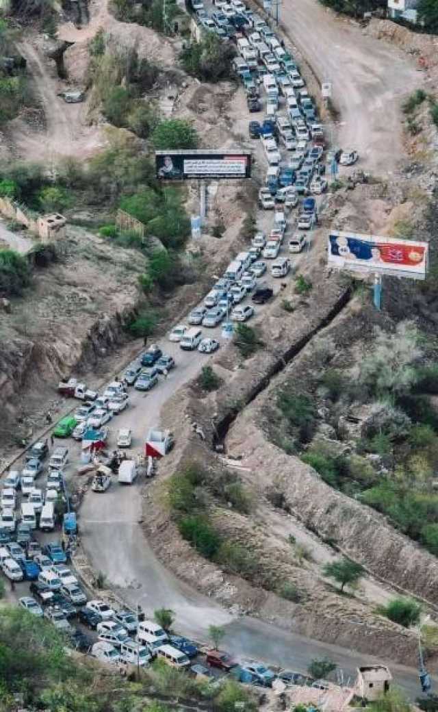 الكشف عن عدد مهول من السيارات تنقل بين تعز والحوبان لأول مرة بعد فتح معبر جولة القصر