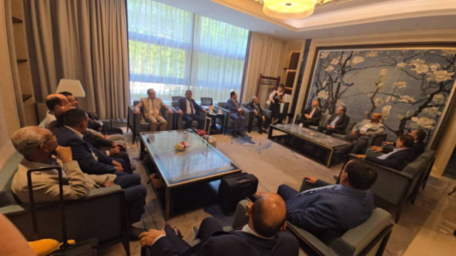 وفد كبير من حزب الإصلاح يطير إلى هذه الدولة.. ومصادر حوثية: الهدف المصالحة مع الحوثيين!