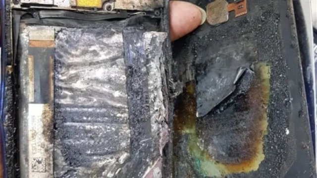 فتاة بمصر شعرت بسخونة كبيرة وخروج دخان من جيب بنطالها.. وحينما أخرجت هاتفها المحمول كانت النهاية كارثية