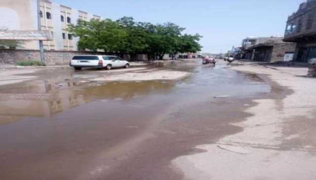 لودر: كارثة بيئية تلوح في الأفق مع غرق الشارع الرئيس بمياه الصرف الصحي وتهديد كارثة وبائية