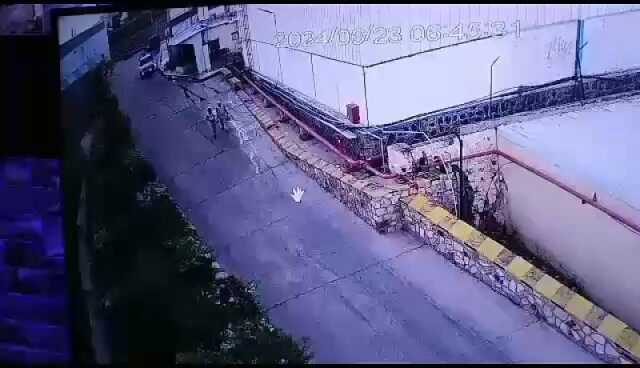 كأنها في الأفلام .. طقم حوثي يدهس مواطنًا بوحشة وبشكل متعمة لحظة خروجه من مصنع هائل سعيد (فيديو)