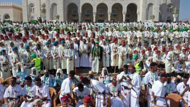 الحوثيون ينفقون أموال الزكاة لتزويج أبناء قتلاهم وآخرون مقابل التعهد بالقتال في صفوفهم