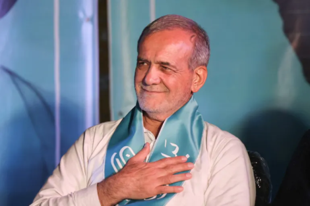 ماذا قال ناطق جماعة الحوثي بعد فوز الإصلاحي ”مسعود بزشكيان” بانتخابات الرئاسة الإيرانية؟