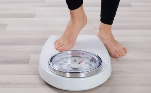لماذا ينصح الخبراء أن تزن نفسك مرة واحدة فقط كل أسبوع؟