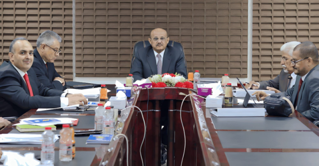 المعبقي يقلب الطاولة بعد ضغوط دولية قوية حاولت إيقاف قرارات البنك المركزي بعدن.. ماذا حدث الليلة الماضية؟