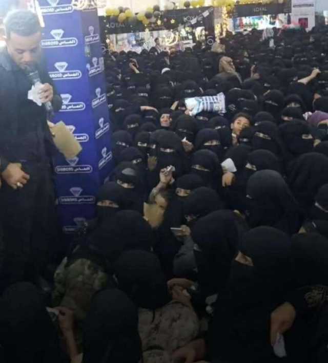 ”احتشاد نسائي هائل أمام مول في العاصمة صنعاء والسبب صادم”