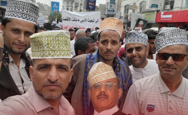 كوفية المعبقي ”محافظ البنك المركزي اليمني” تتحول إلى أيقونة وارتفاع أسعارها في الأسواق لكثرة الطلب ”صور”