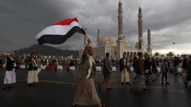 مسؤول حكومي: حل نهائي للأزمة اليمنية وتأجيل لقرارات البنك وهذا مصير عبدالملك الحوثي والأشهر القادمة حبلى بالمفاجآت