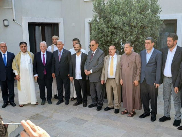 في تركيا.. ”طبخة” لإجراء تعديلات بمجلس القيادة الرئاسي بحضور قيادات بارزة ”محسوبة على الشرعية” وطرح بديل يثير الغضب