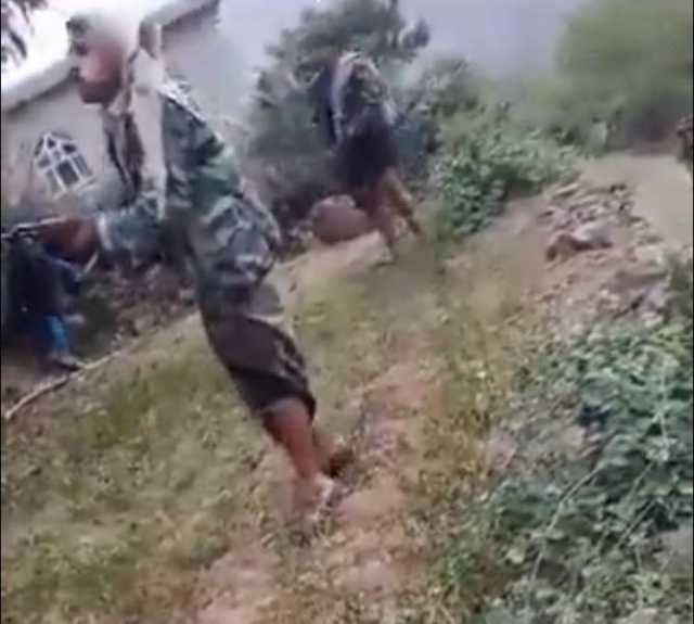 على خطى الجرائم الإسرائيلية .. شاهد الحوثيون يقتلون مواطن دافع عن ارضه بعد اقتحام منزله وهدم اجزاء منه