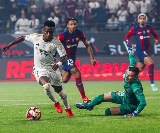 ريال مدريد يتوج بالسوبر الإسباني برباعية في برشلونة