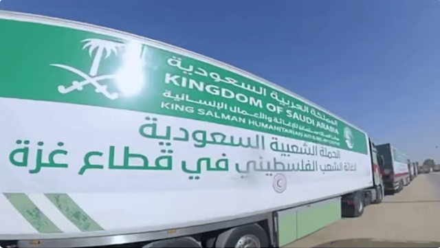 دخول قافلة مساعدات سعودية تتضمن 45 شاحنة من معبر رفح باتجاه قطاع غزة