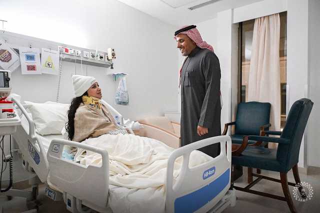 رئيس اتحاد السيارات يزور مها الحملي بعد تعرضها لحادث  بـ'رالي داكار'