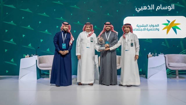 «الموارد البشرية» تحصل على المركز الأول ودرع الاستحقاق الذهبي عن فئة الوزارات