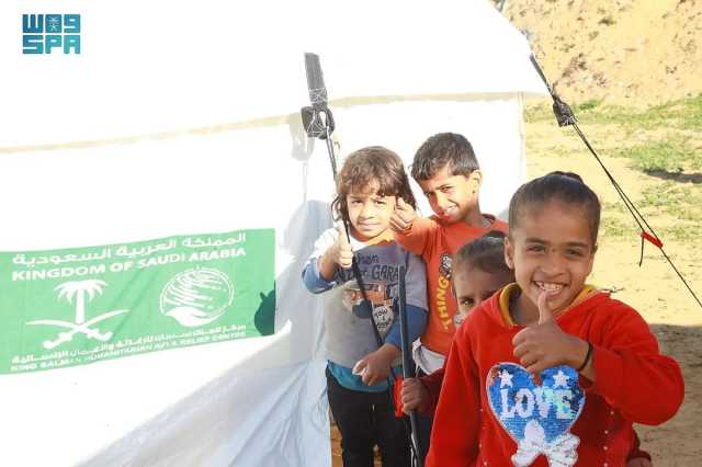 مركز الملك سلمان للإغاثة يوزع مساعدات إيوائية للمتضررين في قطاع غزة