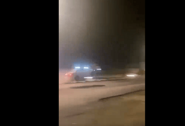 فيديو| سيارات تطير في الهواء بسبب مطب صناعي.. والجهات المعنية تتدخل