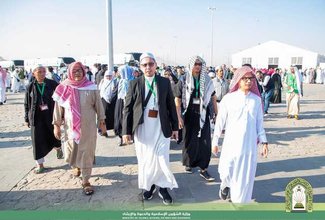 ضيوف برنامج خادم الحرمين للعمرة يزورون مقبرة الشهداء وجبل الرماة ومسجد قباء (صور)