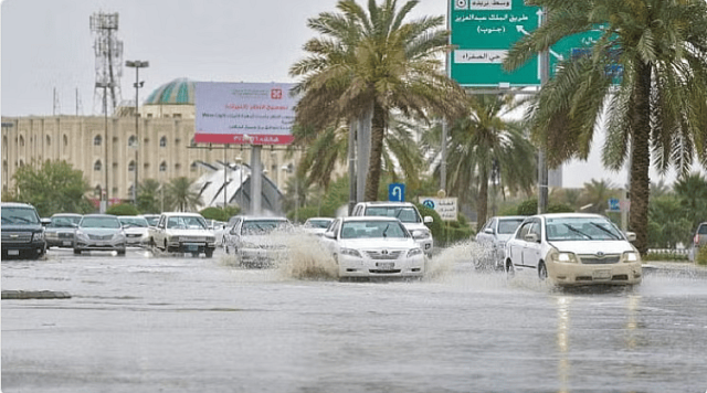 المرور: 4 تنبيهات لقيادة آمنة أثناء الأمطار