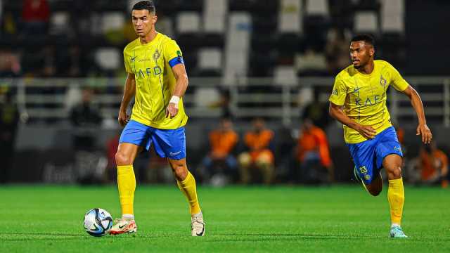تصرف غريب من رونالدو بعد قرار حكم مباراة الشباب والنصر