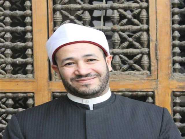 هل يجوز العمل في مكان يقدم الخمور؟ أمين الفتوى يجيب