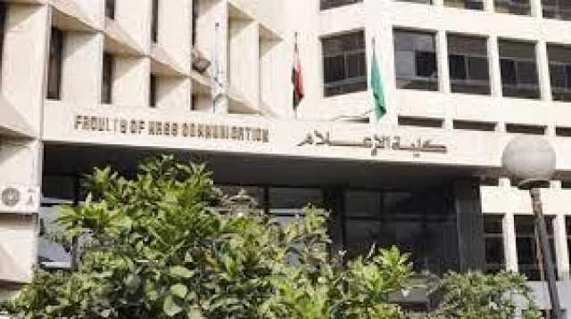 العوامل المؤثرة في هوية الصحفيين عبر فيسبوك وتويتر.. رسالة ماجستير بـإعلام القاهرة