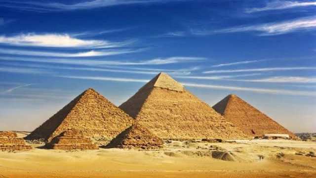 وزير الآثار يناقش الاستراتيجية العامة لتنشيط وتحفيز السياحة في مصر