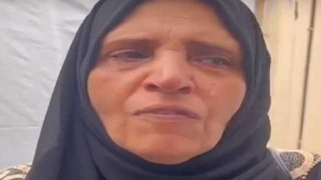 بالفيديو.. مصرية عالقة بغزة تستغيث بالسيسي: رجاء ياسيادة الرئيس رجعني بلدنا