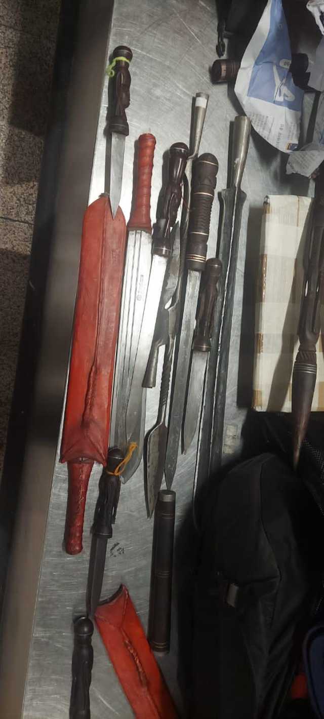 ضبط 17 سلاحا أبيض مع راكب قادم من تنزانيا بمطار القاهرة