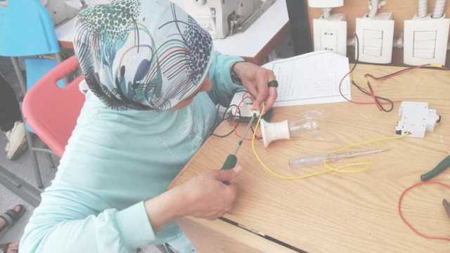 العمل: وحدة تدريب مهني متنقلة تصل قرية جديدة بأسوان
