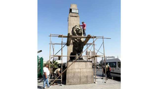 رفع السقالات غدًا.. رد جديد من الآثار بشأن جدل طلاء أسدين قصر النيل