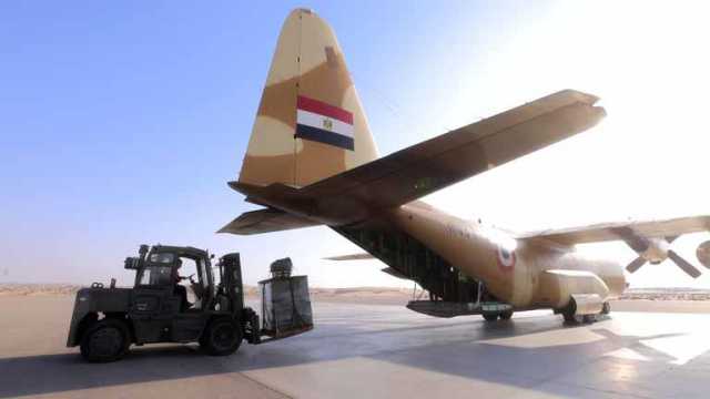 لا يعنينا التنسيق مع إسرائيل.. أحمد موسى يعلق على إنزال الجيش المصري مساعدات لغزة