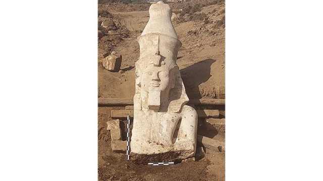 الآثار: الكشف عن الجزء العلوي من تمثال للملك رمسيس الثاني بالمنيا