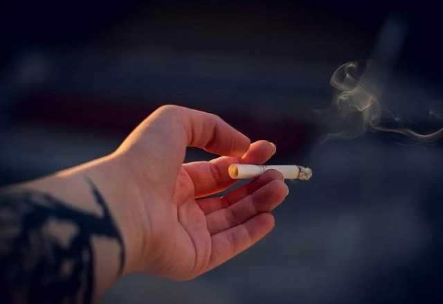 هل يؤثر التدخين على الشريان التاجي؟.. حسام موافي يجيب