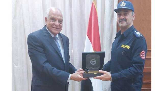 محافظ الجيزة يتسلم درع تكريم لمجهوداته في دعم الحماية المدنية