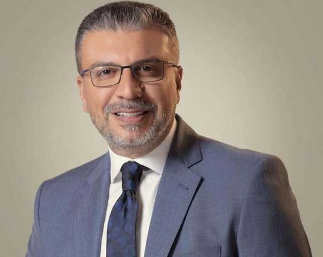 واحد من الناس.. عمرو الليثي يهدي بائع فاكهة 5 آلاف جنيه هدية