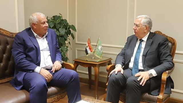 وزير الزراعة يبحث موقف المشروعات الجاري تنفيذها بالوادي الجديد