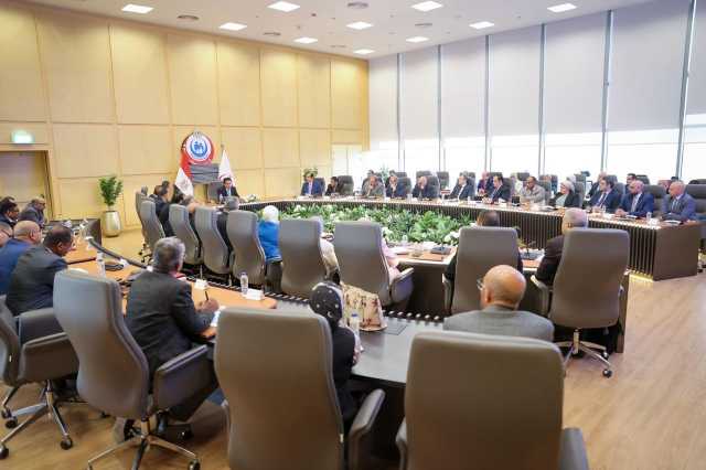 أول اجتماع لوزير الصحة مع قيادات الوزارة بعد تجديد الثقة.. ماذا قال لهم؟
