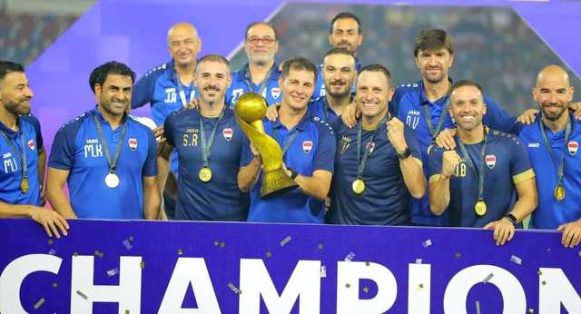 مختصون يطالبون مدرب المنتخب العراقي بالاستقرار على تشكيلة أساسية
